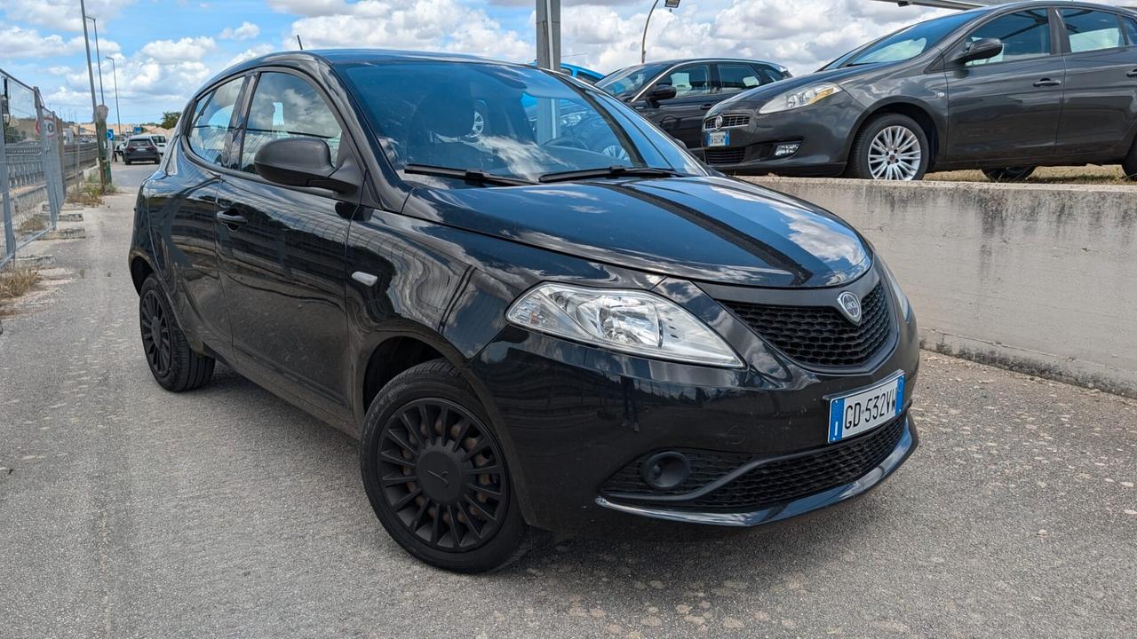 Lancia Ypsilon 1.0 FireFly 5 porte S&S Hybrid Ecochic Silver