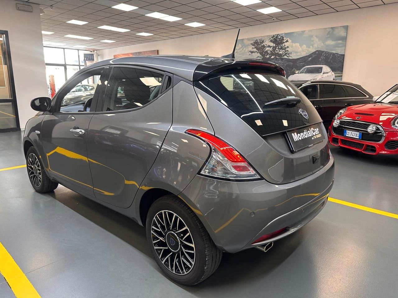 Lancia Ypsilon 1.0 firefly hybrid Silver Plus