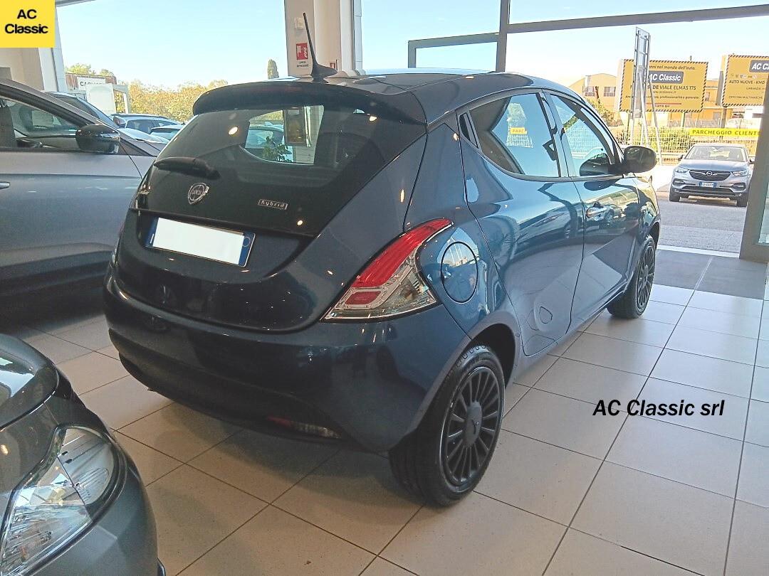 Lancia Ypsilon Hybrid Silver 1.0 (70 cv)