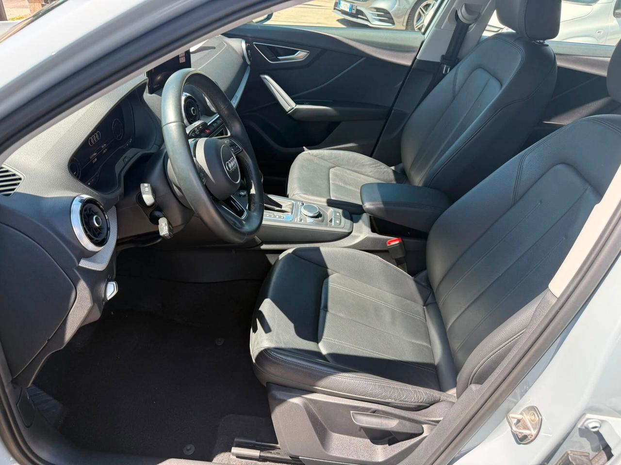 Audi Q2 30 TDI cockpit led camera