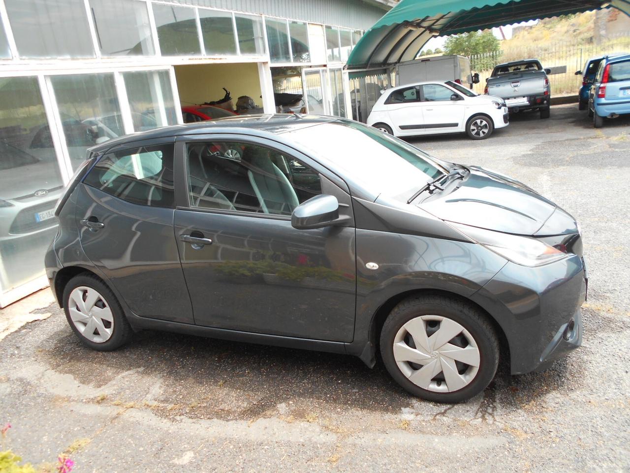 Toyota Aygo 1.0 5 porte Lounge Connect euro 5 neo patentati