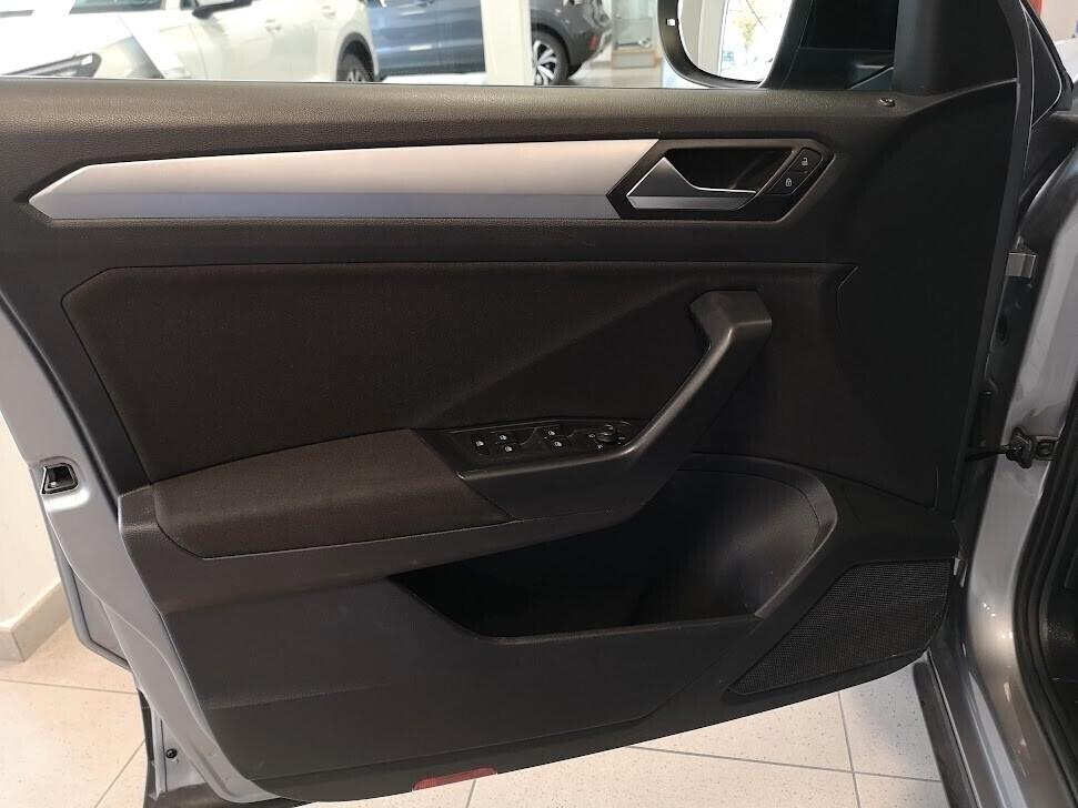 Volkswagen T-Roc 1.0 TSI Life 110CV 6 marce Fari led