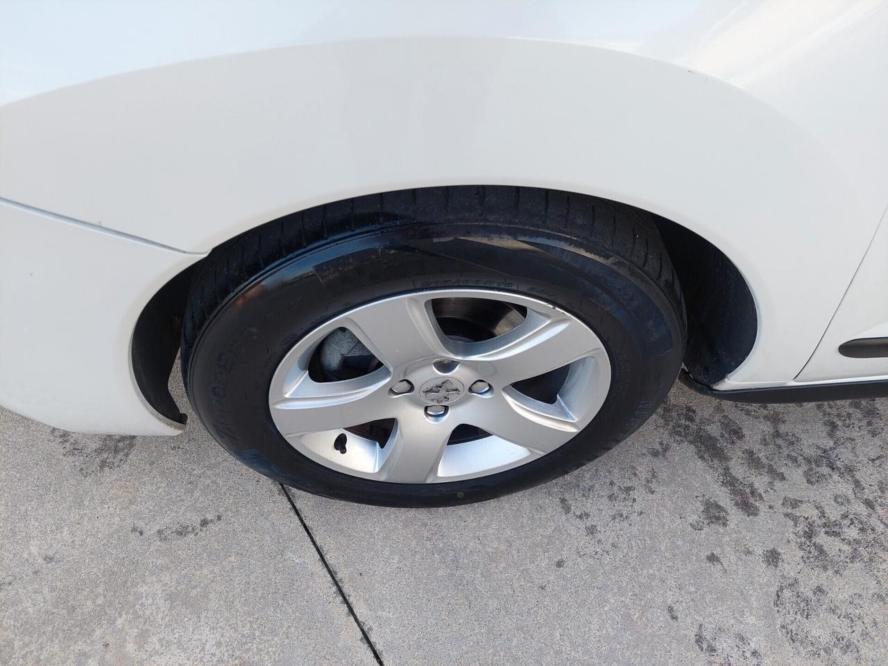 Peugeot 3008 1.6 HDi 110CV cambio robotizzato