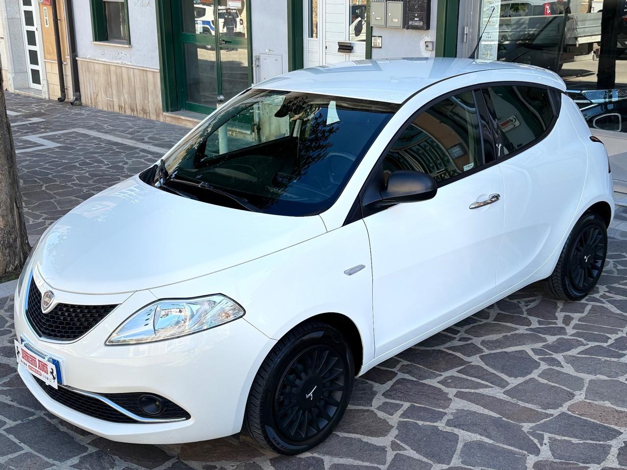 Lancia Ypsilon 1.2 69 CV 5P Gold UCONNECT Blue&Me
