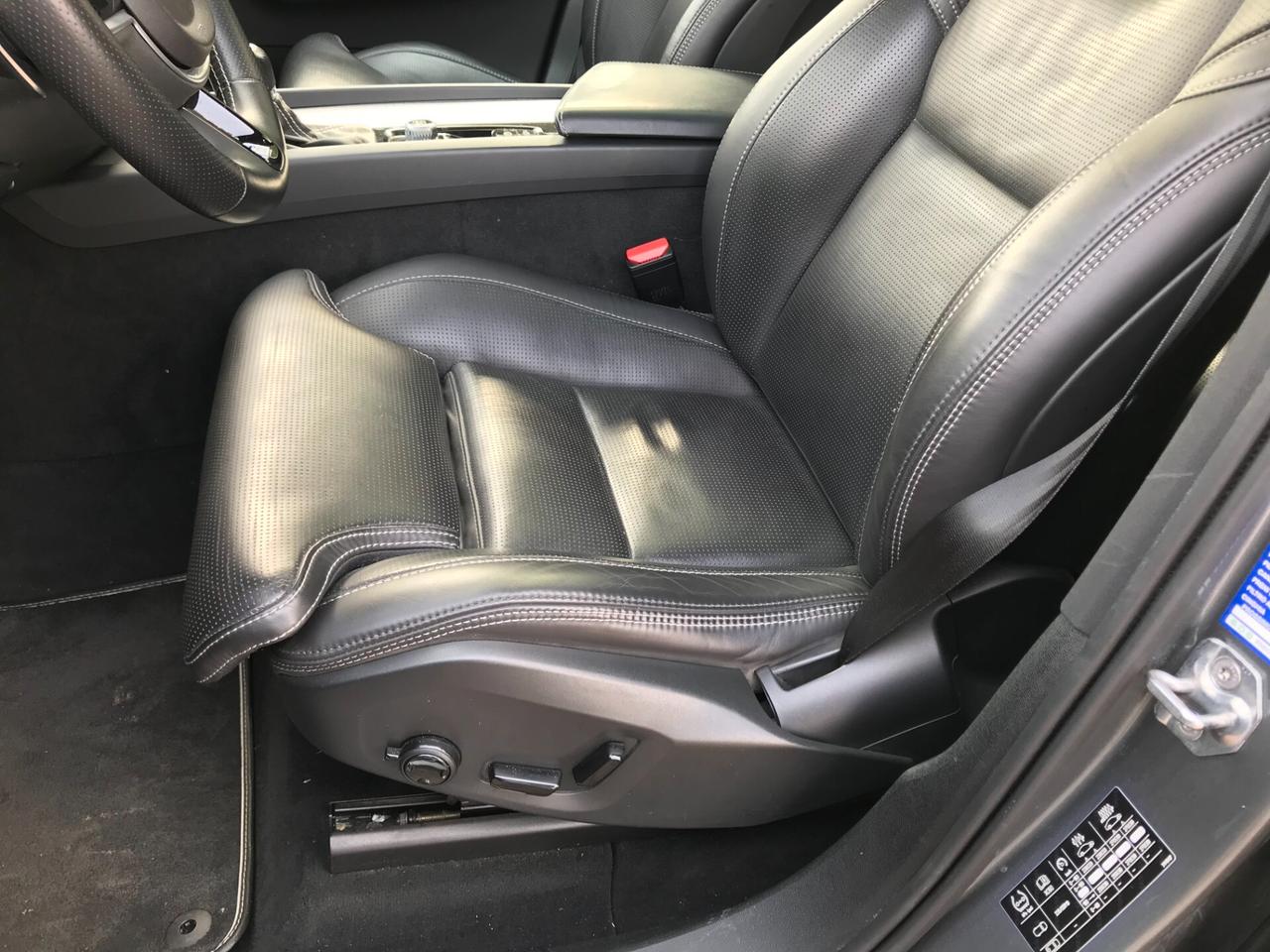 Volvo XC 60 XC60 D5 AWD Geartronic R-design