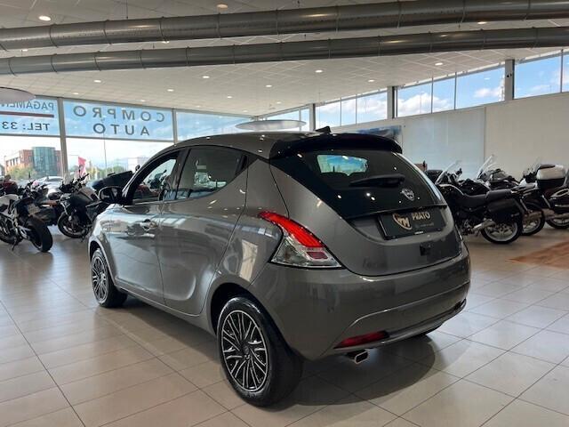 Lancia Ypsilon 1.0 firefly hybrid Silver