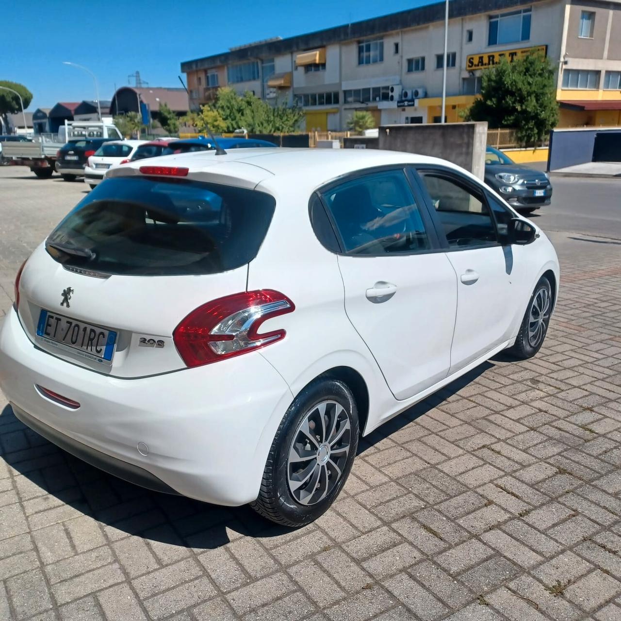 SEMBRA NUOVA PEUGEOT 208 1.4 GPL DI FABBRICA