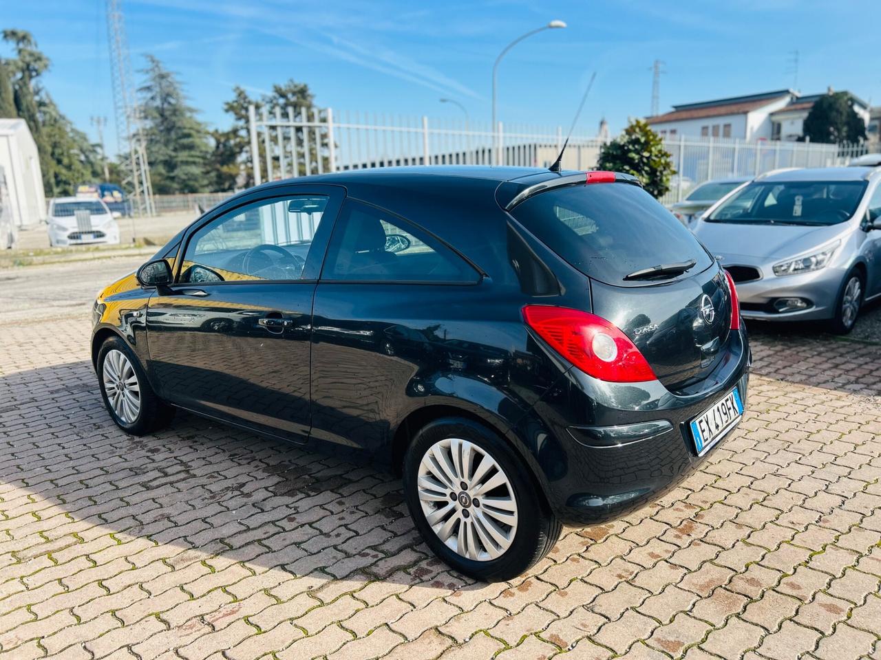 Opel Corsa 1.2 3 porte b-color