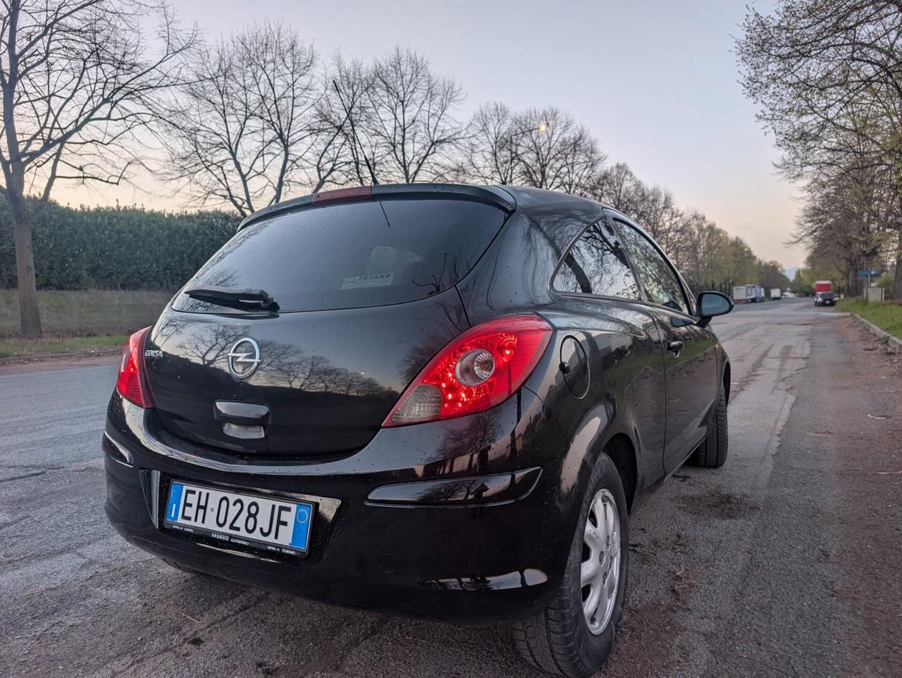 49.000km Opel Corsa 1.2 3 porte b-color