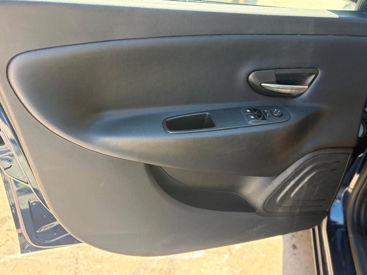 Lancia Ypsilon 1.2 69 CV neopatentati