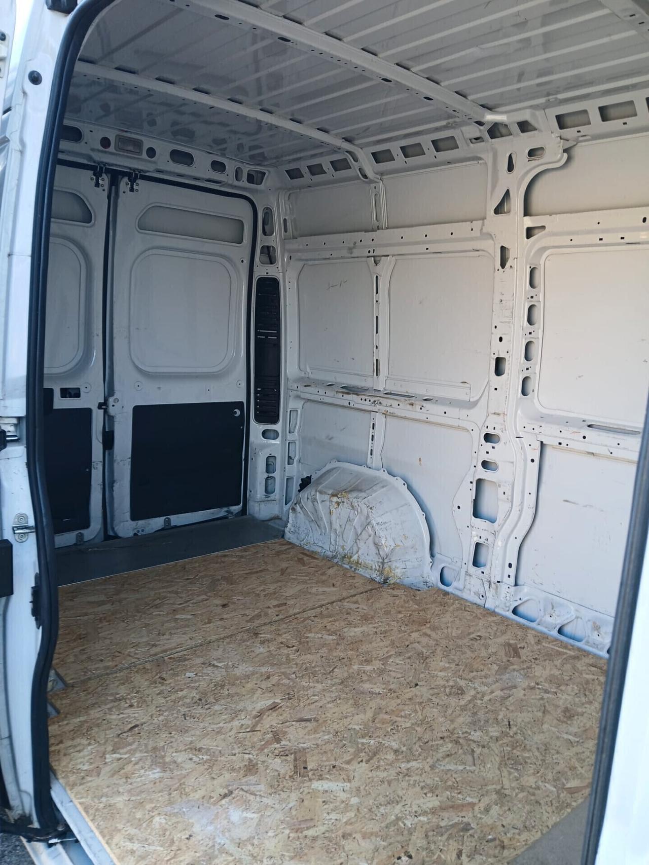 Fiat Ducato 35 2,3 MJT con pedana di carico