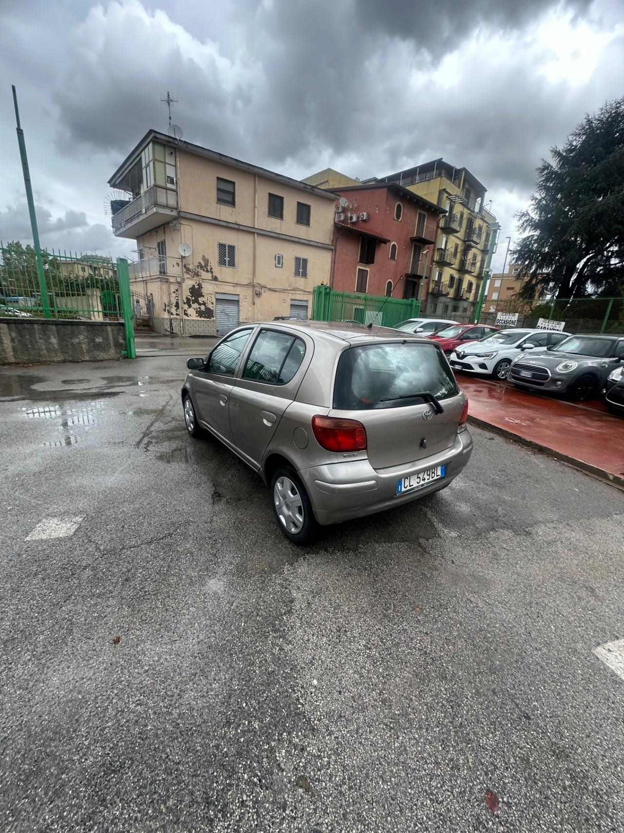 Toyota Yaris 1.0i 16V cat 5 porte Sol