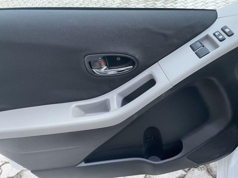 Toyota Yaris Yaris 5p 1.3 dual Sol my10 facelift IDONEA NEOPATENTATI