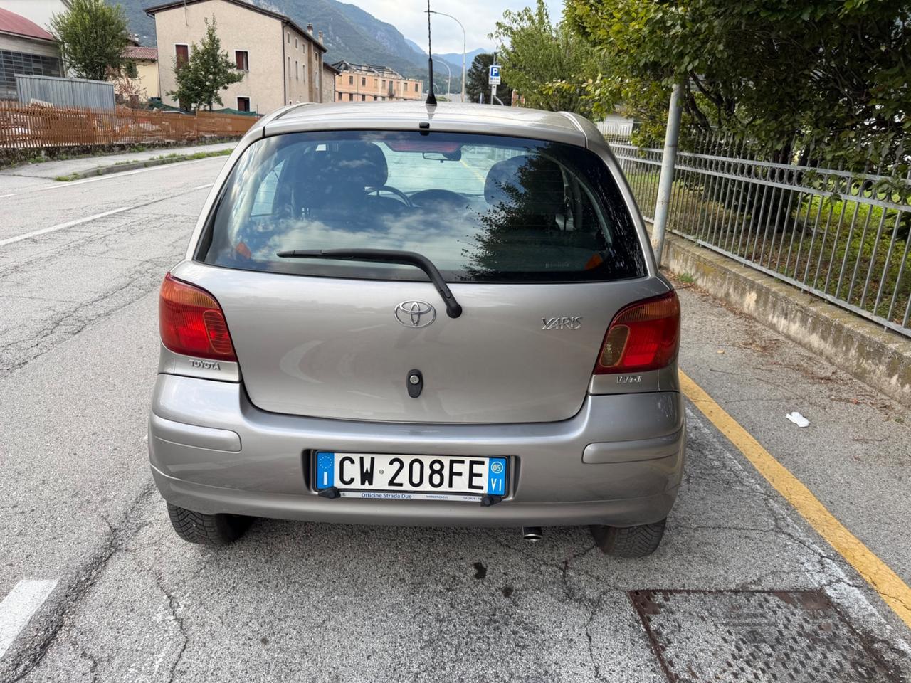 Toyota Yaris 1.3i 16V cat 5 porte Sol