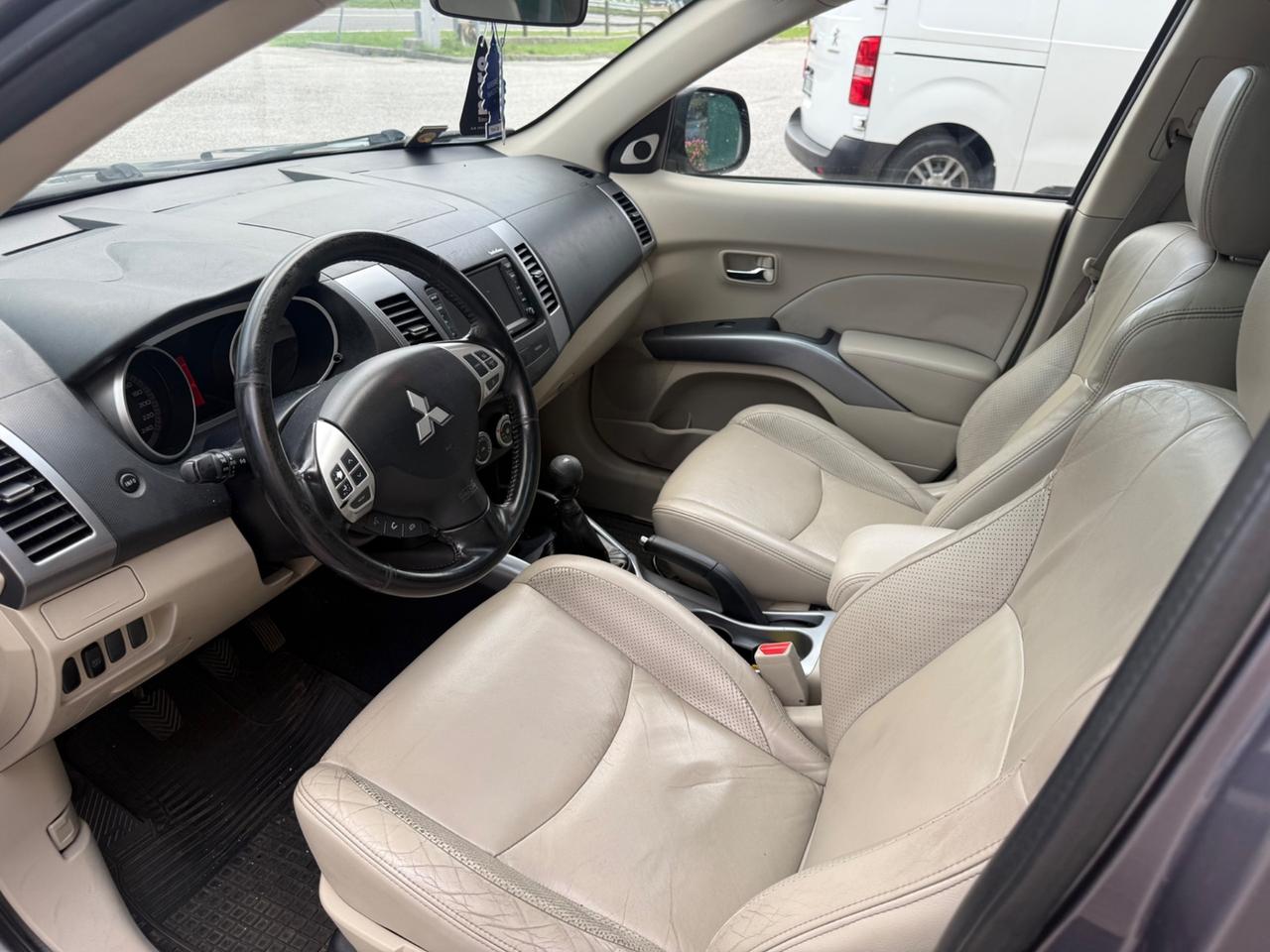 Mitsubishi Outlander 2.2 DI-D Instyle 7 p.ti DPF