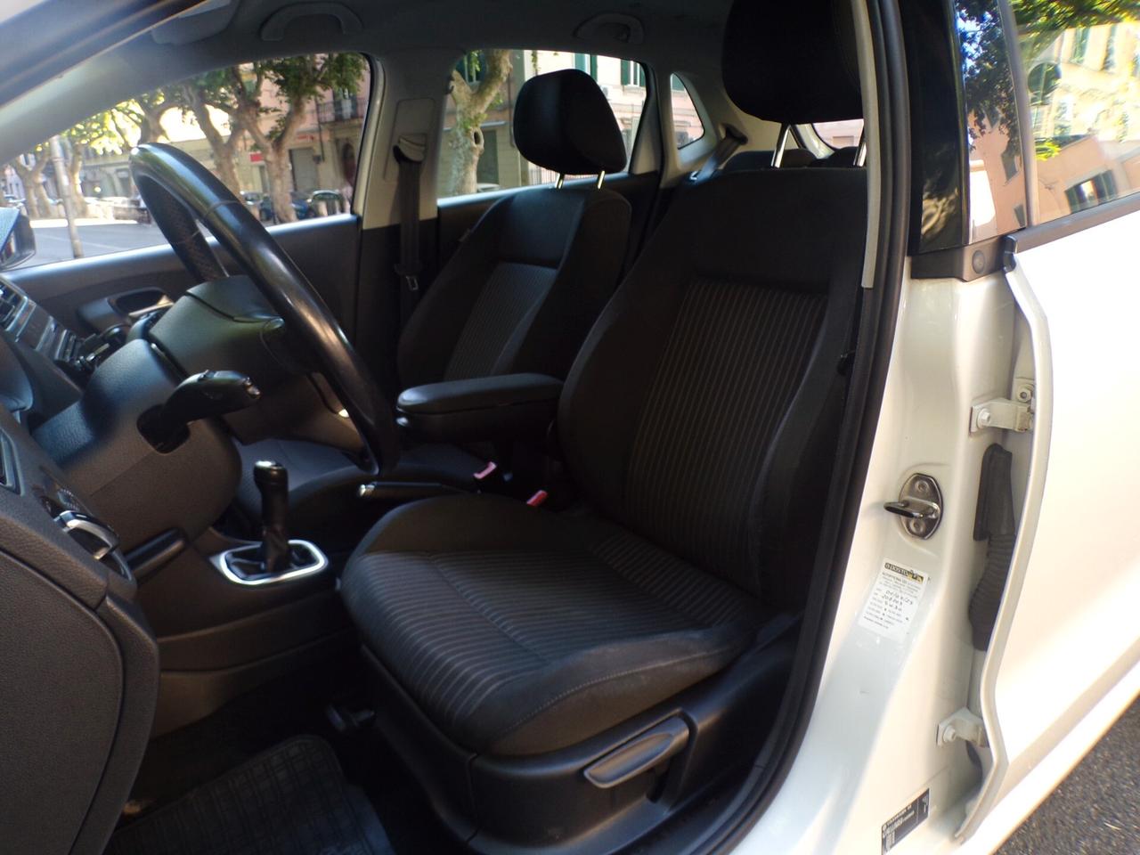 AUTO VOLKSWAGEN POLO 5P COMFORTLINE BI-FUEL DEL 2010 CON 227.500 KM