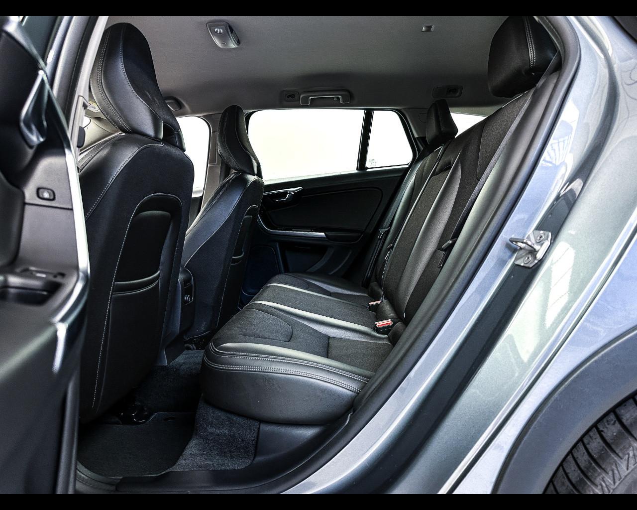 VOLVO V60 CC (2015-2018) - V60 Cross Country D3 Geartronic Busines
