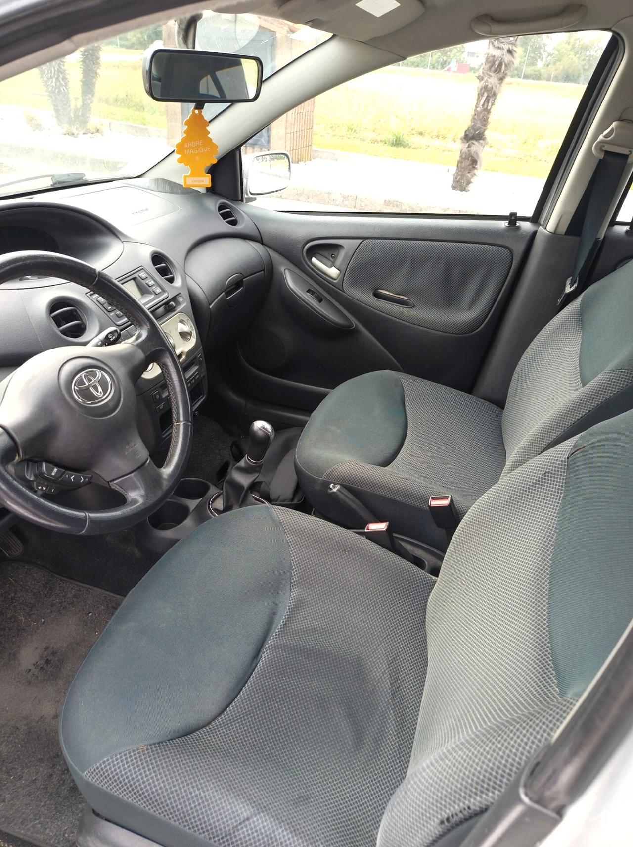 Toyota Yaris 1.3i 16V cat 5 porte Sol