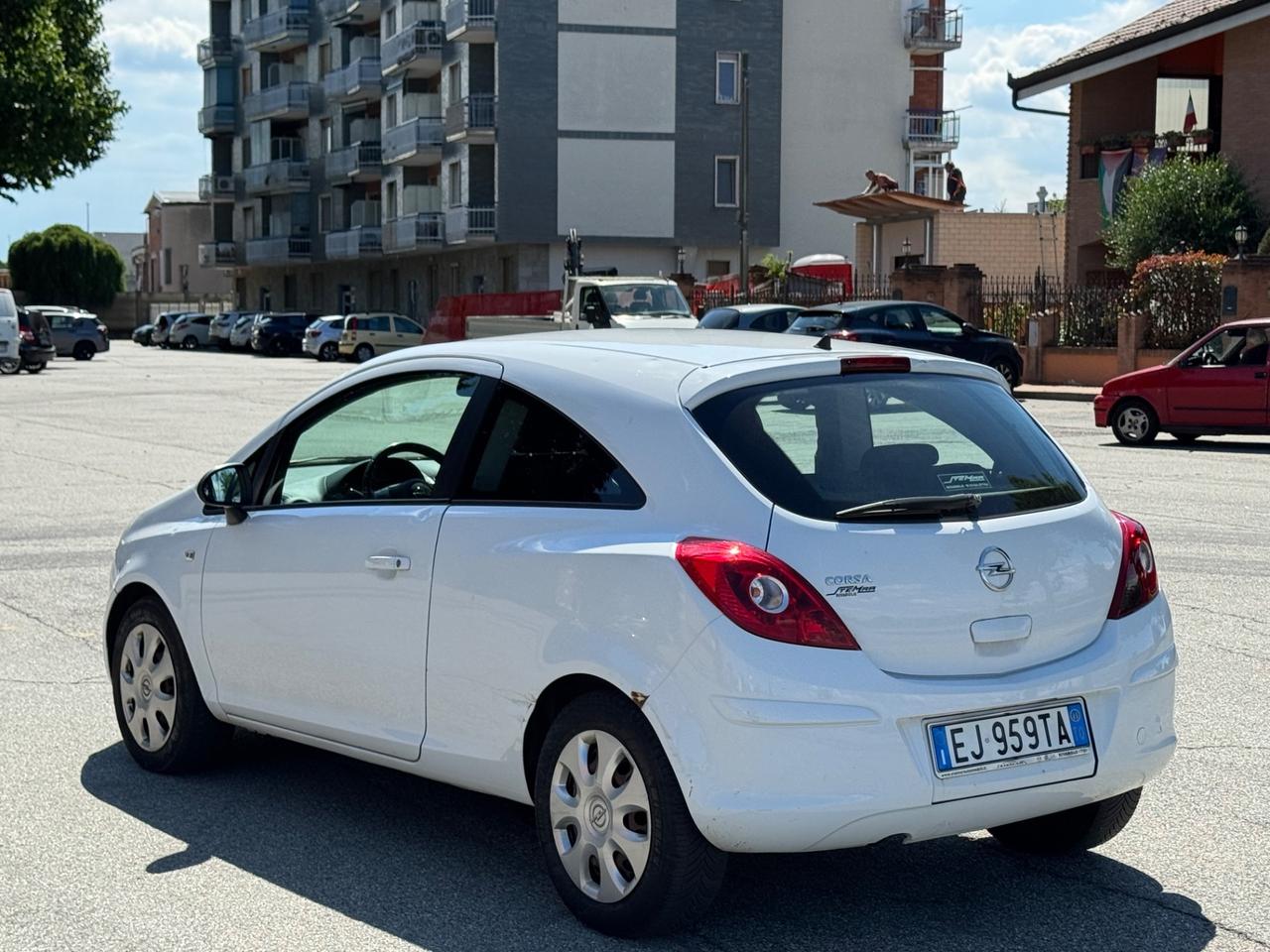 Opel Corsa 1.2 3 porte b-color