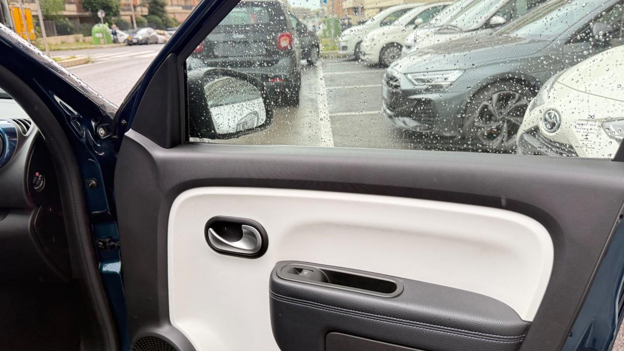 Renault Twingo SCe 65 CV Signature LED NAVI PELLE CAR PLAY KAMERA CERCHI 16 PDC CLIMA AUTOMATICO