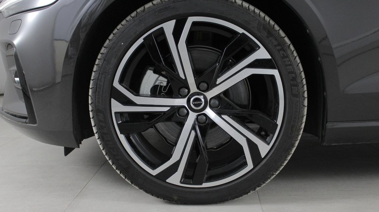 VOLVO N.V60 Plus Dark B4 AUT