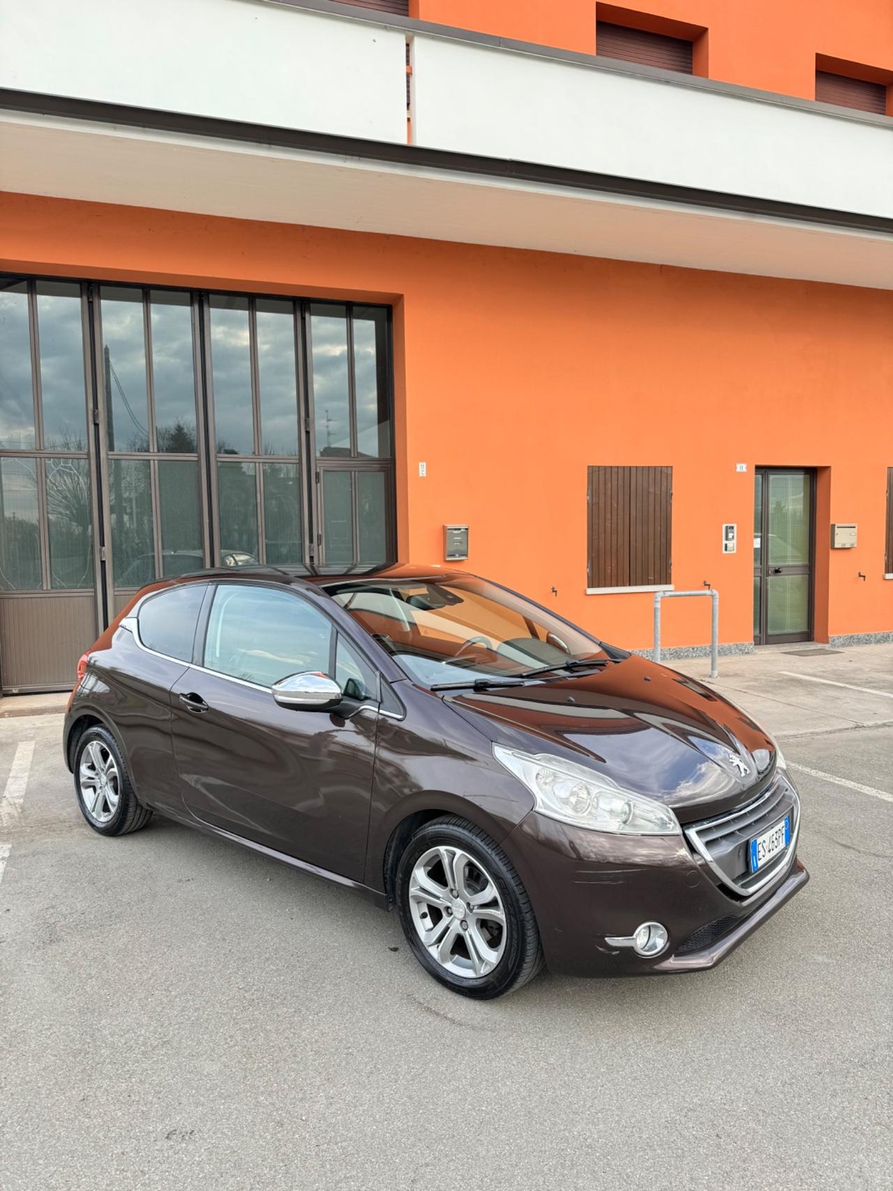 Peugeot 208 allure 1.4 diesel adatta neopatentati