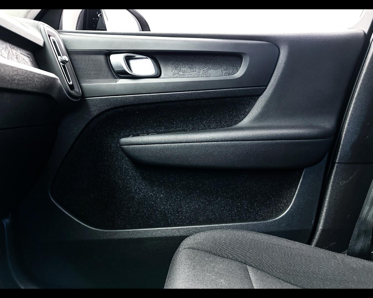 VOLVO XC40 (2017-->) - XC40 D3 Geartronic Momentum Core
