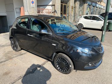 Lancia Ypsilon 1.0 FireFly 5 porte Hybrid Silver