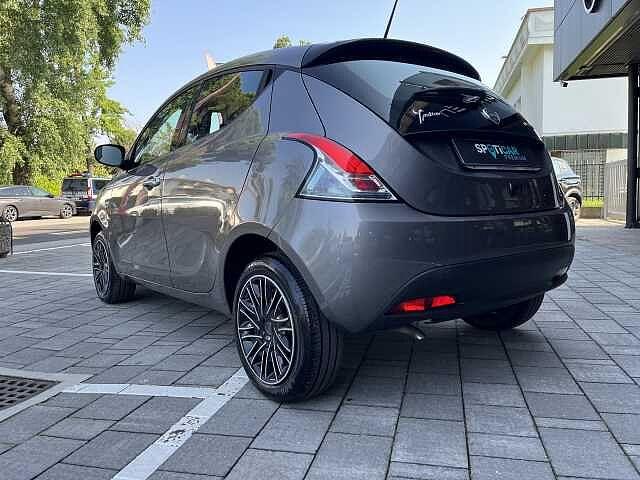 Lancia Ypsilon 1.0 FireFly 5 porte S&S Hybrid Ecochic Silver