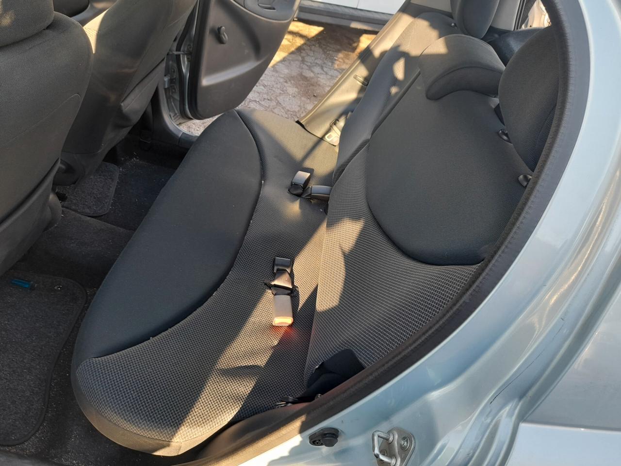 Toyota Yaris 1.0i 16V cat 5 porte Sol