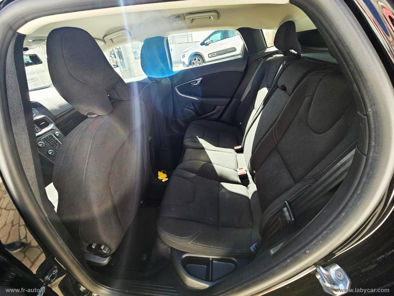 VOLVO V40 D2 R-design Momentum