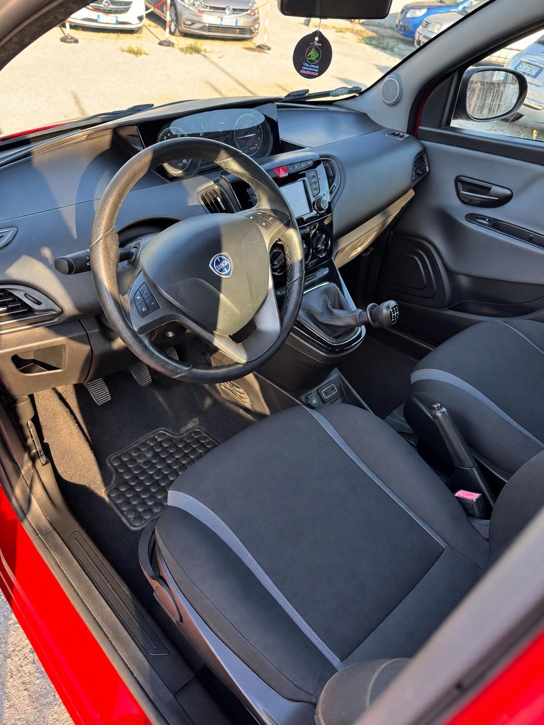 Lancia Ypsilon 0.9 TwinAir 85 CV 5 porte Metano Ecochic Silver