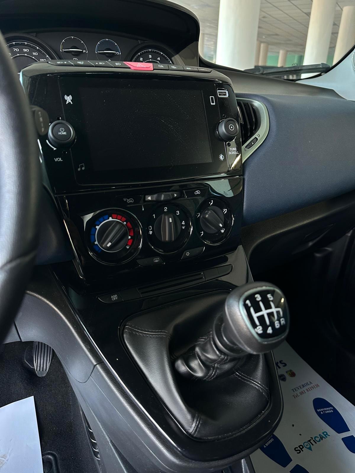 Lancia Ypsilon 1.0 FireFly 5 porte S&S Hybrid Platino