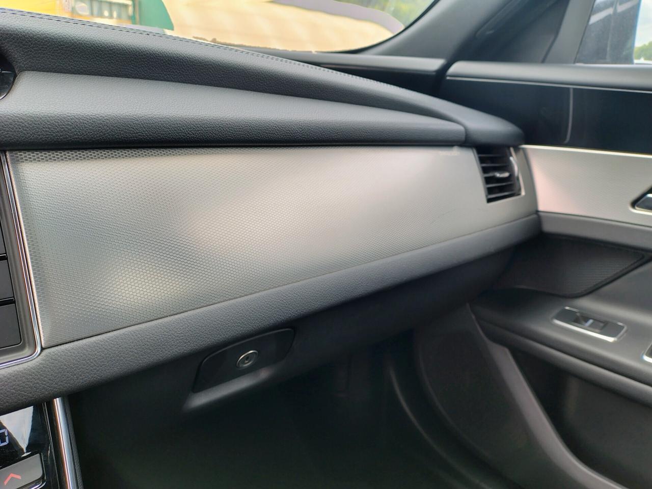 Jaguar XF aut. Portfolio (SOLO PER OPERATORI DEL SETTORE)