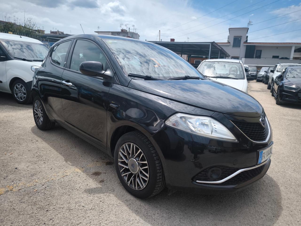 Lancia Ypsilon 1.2 69 CV 5 porte GPL Gold u-connect bluetooth