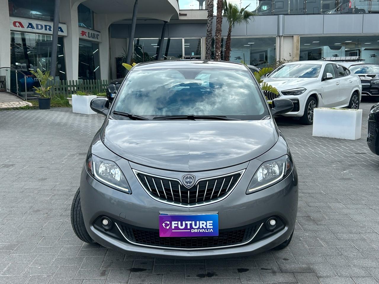 Lancia Ypsilon 1.0 firefly hybrid Silver