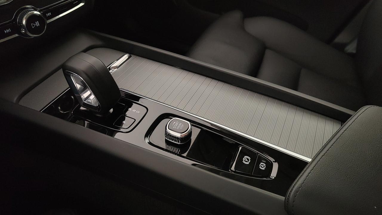 VOLVO XC60 2.0 b4 Plus Dark auto