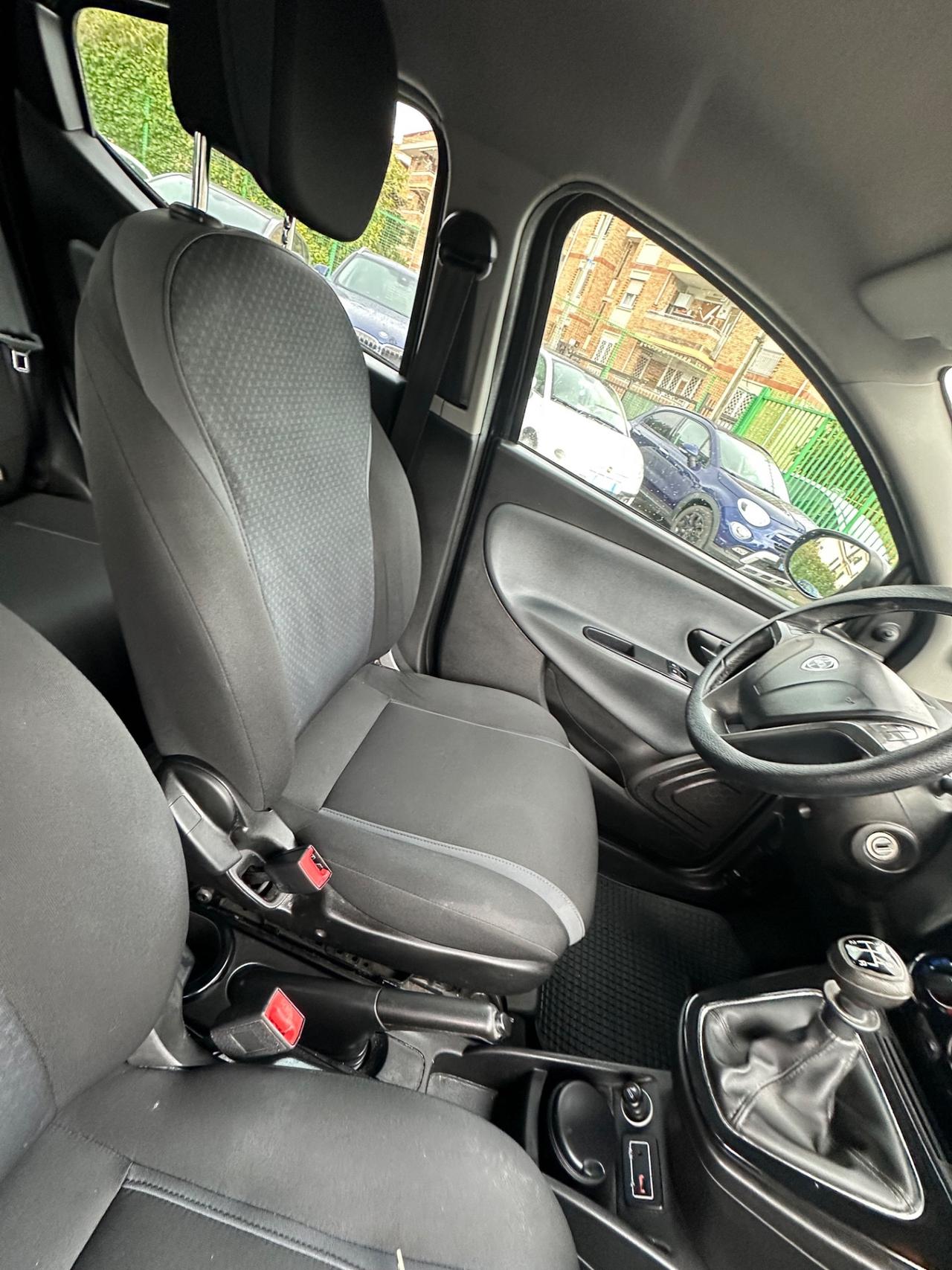 Lancia Ypsilon 1.2 69 CV 5 porte Unyca