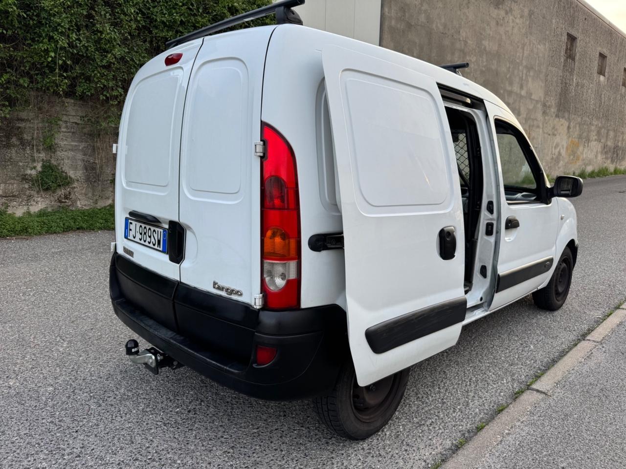 Renault Kangoo con GANCIO TRAINO