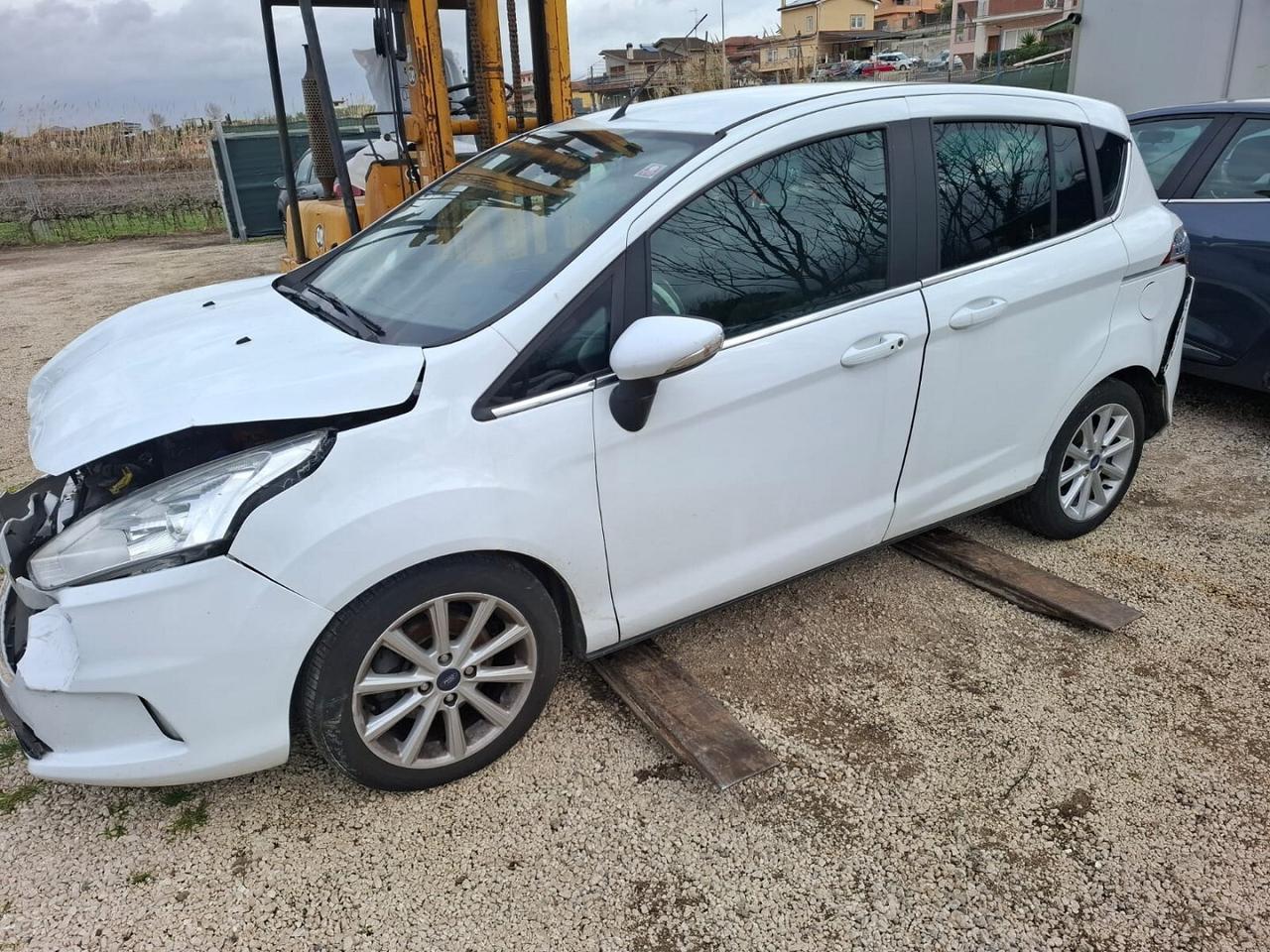 FORD B-MAX 2017 EURO6 SINISTRATA VA IN MOTO