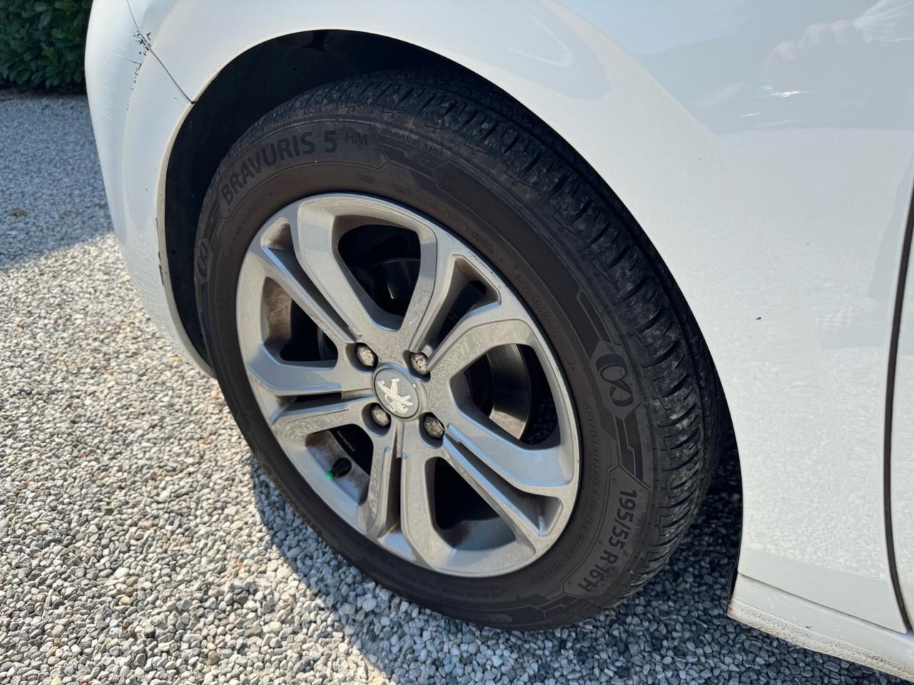 Peugeot 208 1.4 HDi 68 CV 5 porte Allure