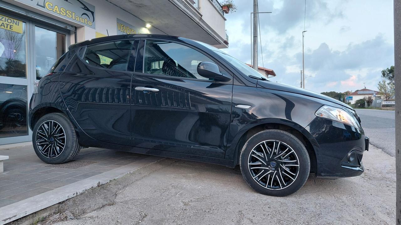 Lancia Ypsilon 1.0 FireFly 5 porte S&S Hybrid Silver Plus