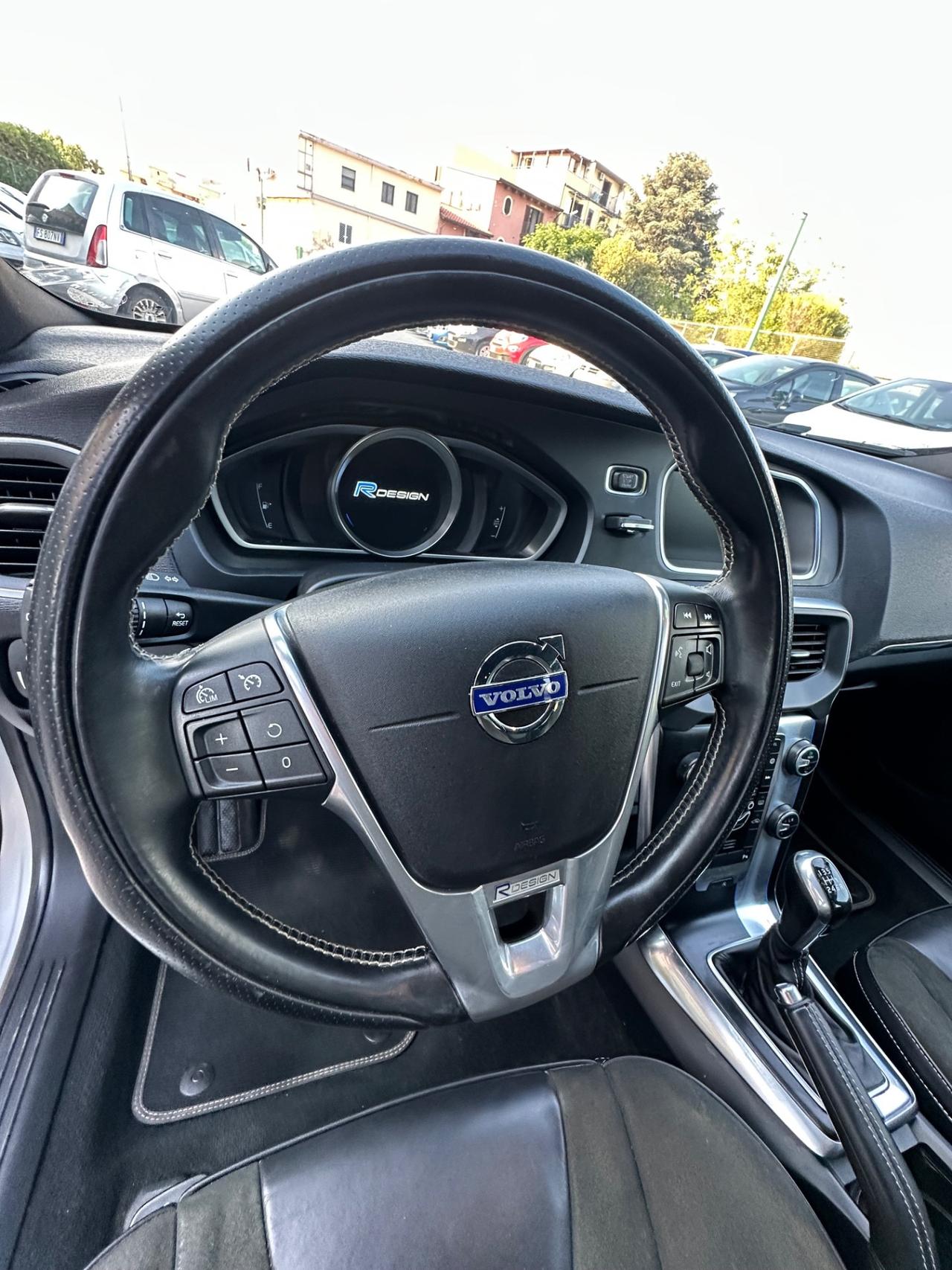 Volvo V40 D4 R-design Momentum