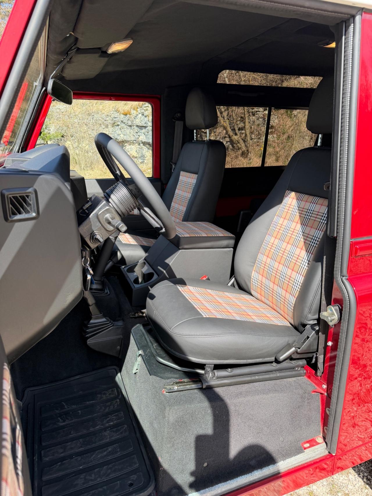 Land Rover Defender 90 2.2 TD4 IBRIDA