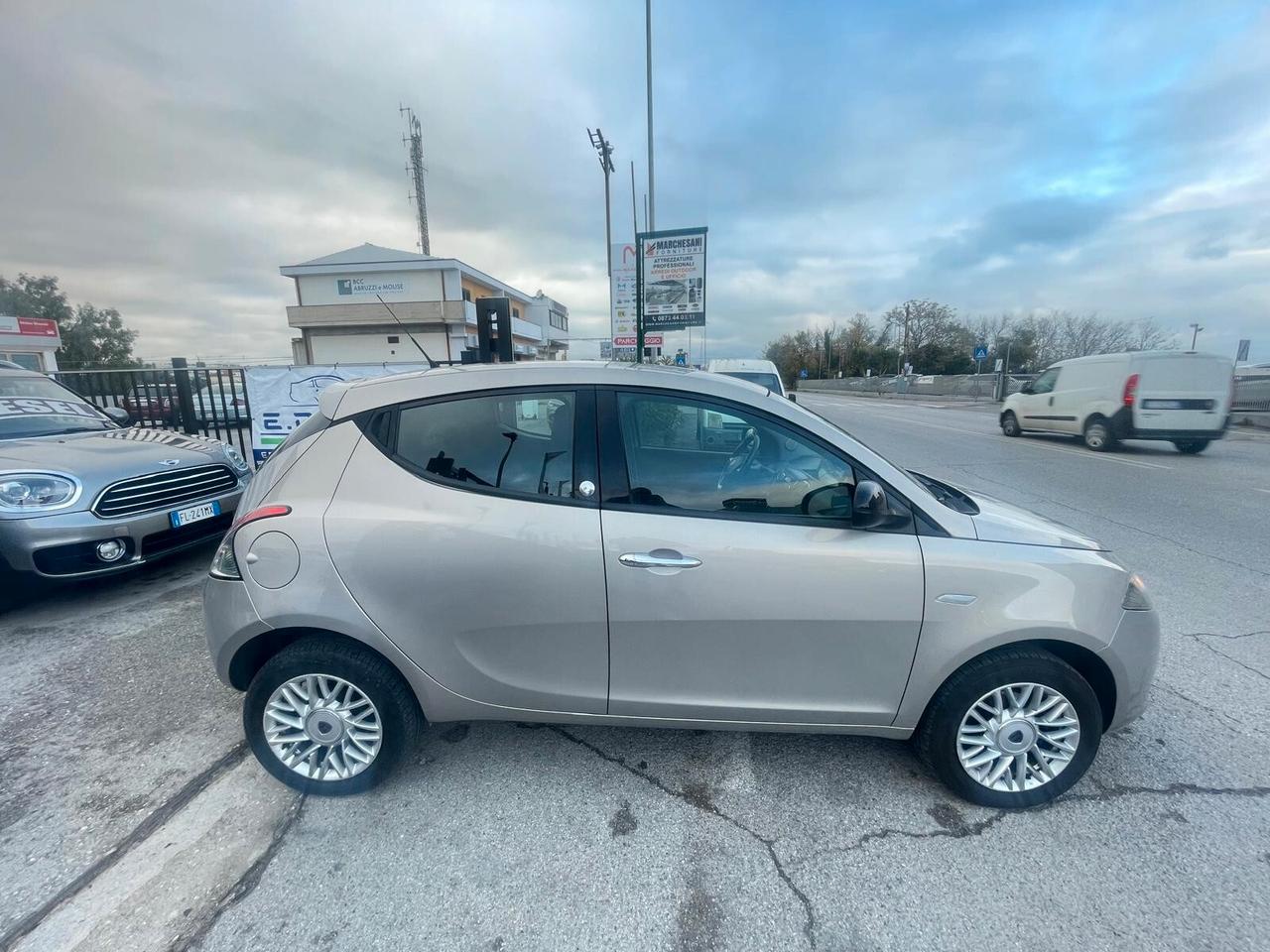 Lancia Ypsilon 0.9 TwinAir 85 CV 5 porte Metano Ecochic Elefantino