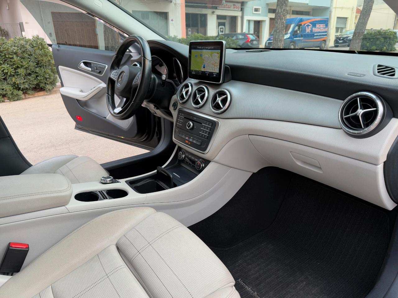 Mercedes CLA 220 d Autom NAVI CAMERA HARMAN/KARDON