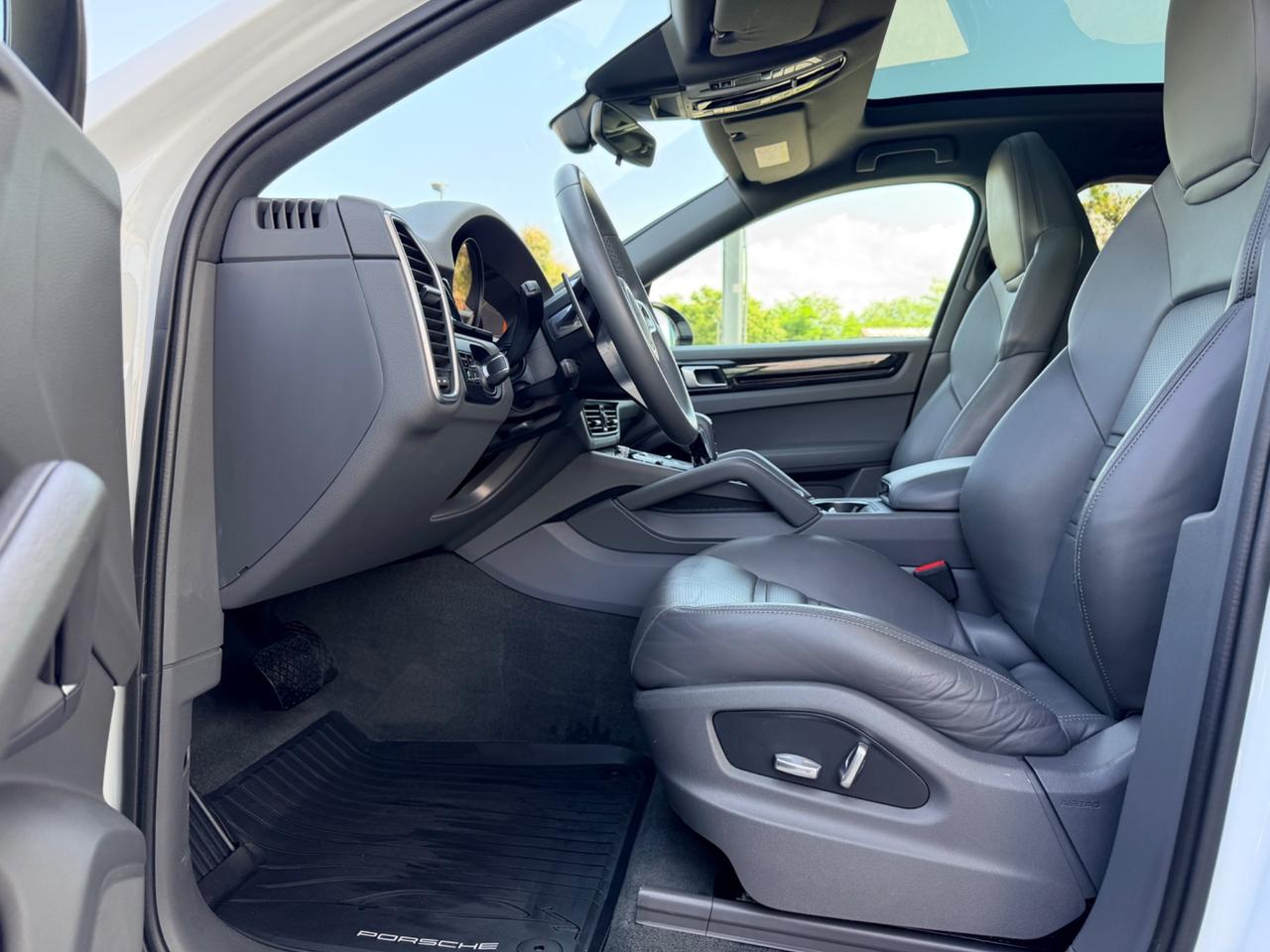 Porsche Cayenne Coupé 3.0 V6 E-Hybrid white edition