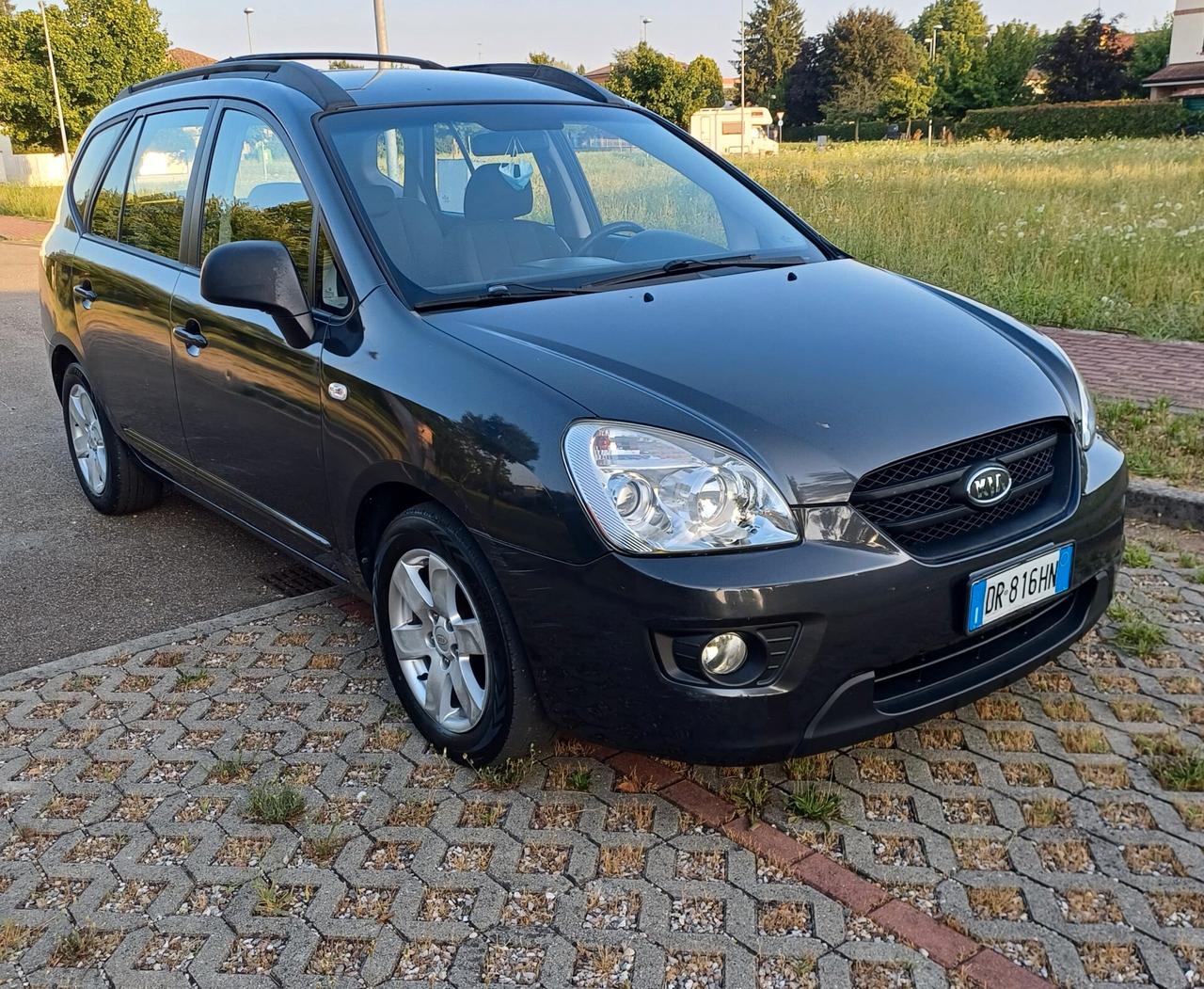 Kia Carens 2.0 CVVT LX Family