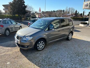 VOLKSWAGEN Touran 2.0 TDI DPF DSG Highline NEOPATENTATI