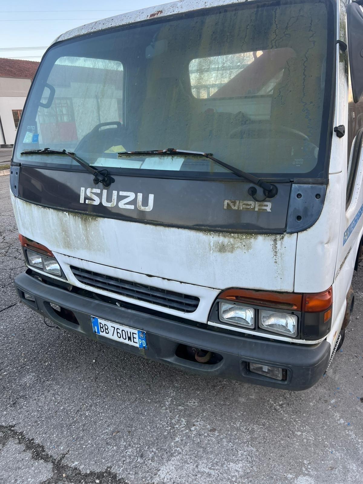 ISUZU CON GRU CASSONE FISSO